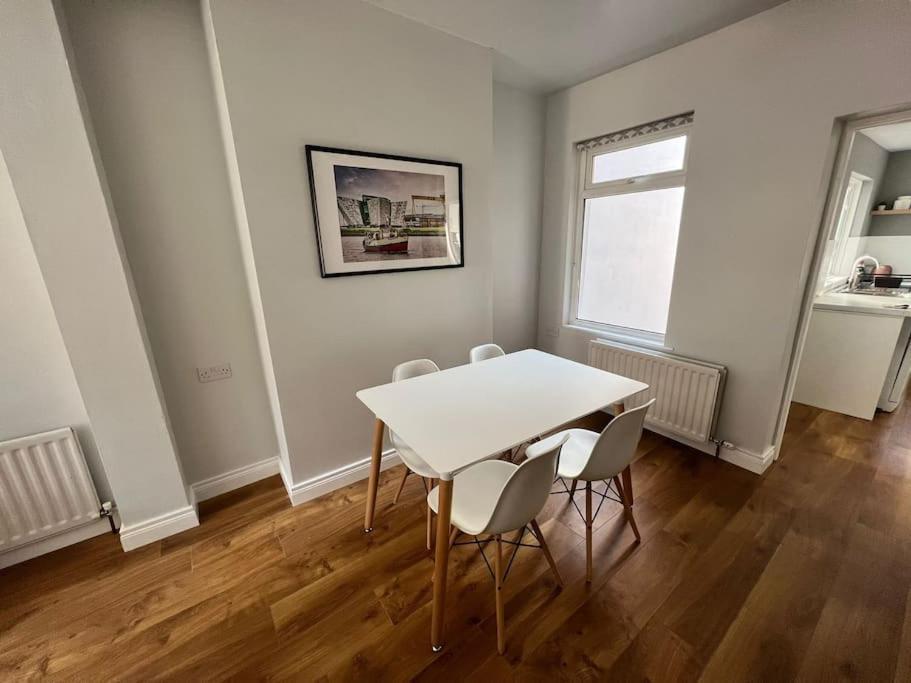 Cosy 2 Bedroom Town House Close To City Centre Белфаст Экстерьер фото