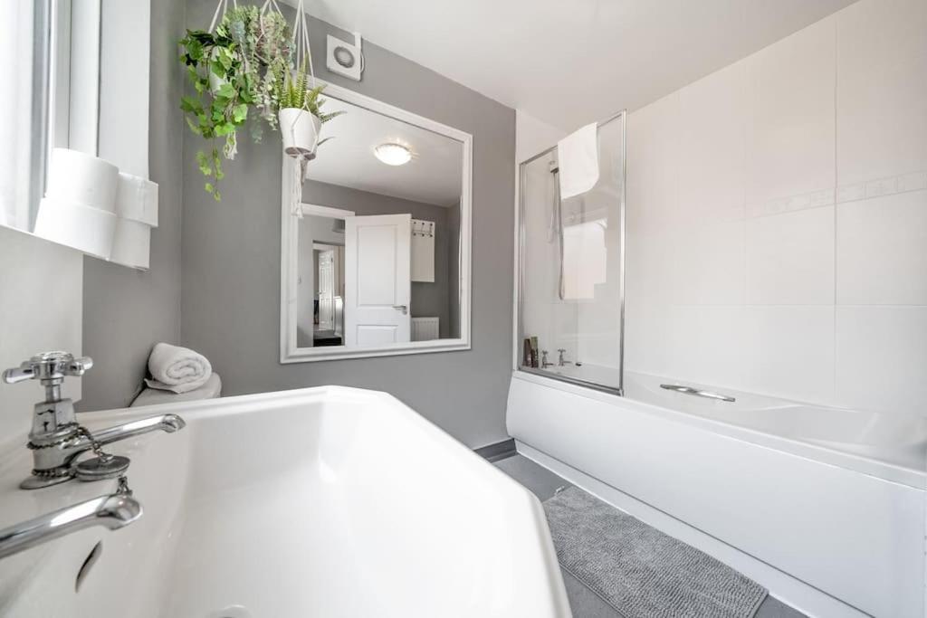 Cosy 2 Bedroom Town House Close To City Centre Белфаст Экстерьер фото