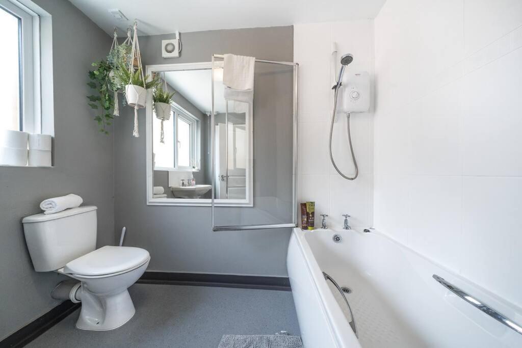 Cosy 2 Bedroom Town House Close To City Centre Белфаст Экстерьер фото